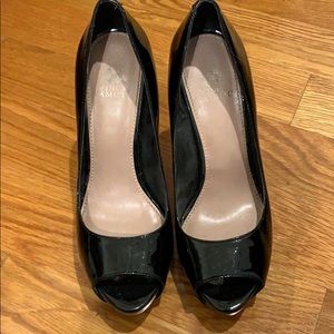VINCE CAMUTO peep-toed pump